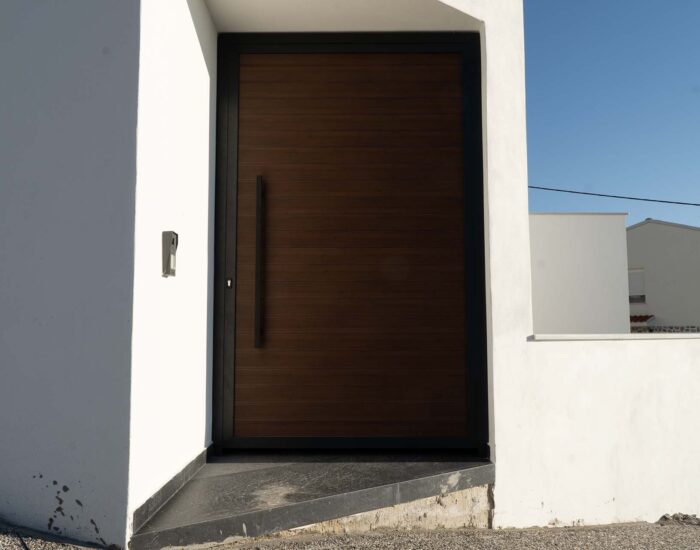 Θωρακισμένη πόρτα εισόδου Mall Profil, προσφέρει ασφάλεια και αισθητική με απόλυτη φροντίδα στη λειτουργικότητα και την προστασία των χώρων σας